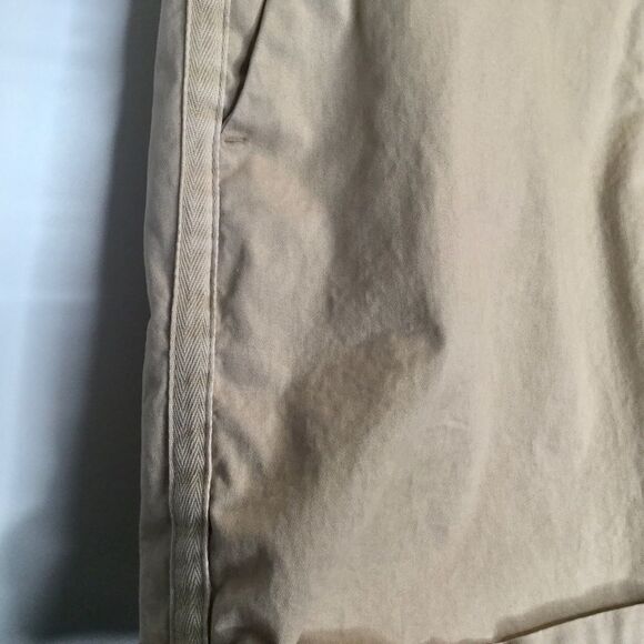 GAP girlfriend chino shorts. Size 12. - Picture 3 of 6